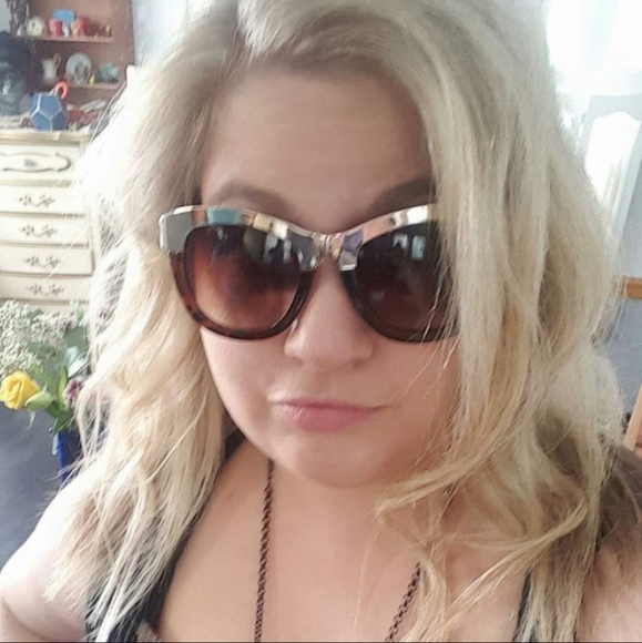 Meet your Posher, Stephanie - Picture 1 of 5